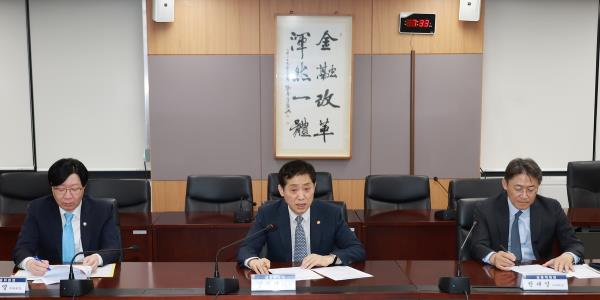 Kim Joo-hyun (C), chairman of the Financial Services Commission, speaks during an emergency meeting to check market co<em></em>nditions amid escalating tensions in the Middle East at the government complex in Seoul on April 15, 2024, in this photo provided by the financial regulator. (PHOTO NOT FOR SALE) (Yonhap)